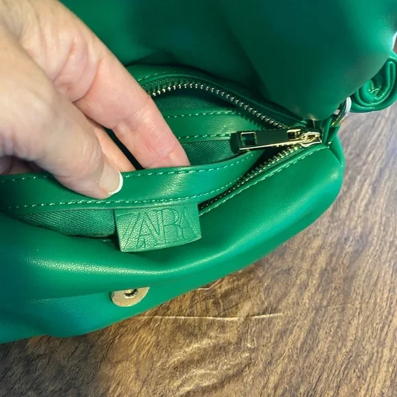 BAG- ZARA shoulder bag. Poofy Green. Long shoulder and poofy handle straps. - Picture 5 of 10